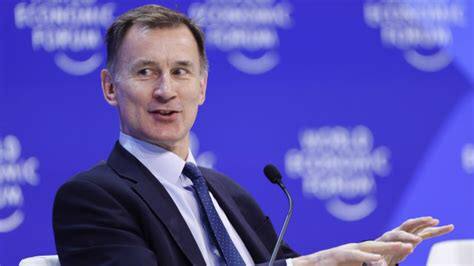 El Gobierno británico y el Foro Económico Mundial planean sustituir los ensayos clínicos por proyecciones de IA… ¿Qué puede salir mal?